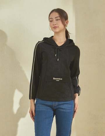 ★【喜芝梅】金標榮耀 都會質感口袋蓋造型連帽上衣(黑色；M-2L) 224310612