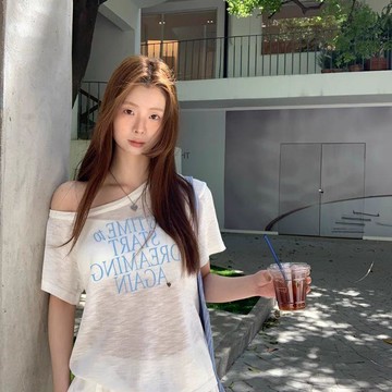 【小隻女】微透 美式字母 印花上衣 斜肩短袖 女生上衣 夏季T恤 辣妹 寬鬆顯瘦 短袖上衣 露肩 女裝