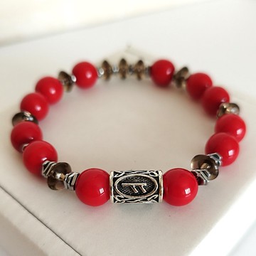 綴飾手鍊，鑲嵌珊瑚與煙水晶，並帶有費護符文