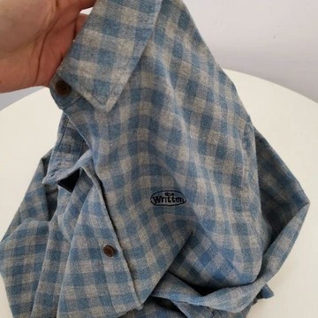 2026年新款藍灰色格子磨毛寬鬆刺繡防曬字母襯衫長袖上衣新款襯衣防曬襯衫 長袖襯衫 防曬外套 襯衫 小外套 寬鬆襯衫 薄