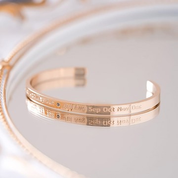 [鈦鋼]光陰的記憶簡約月份英文C形手鐲【KTL647】-玫瑰金
