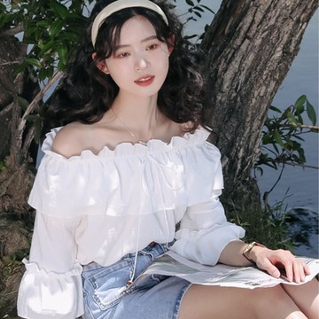 La Belleza露肩一字領大荷葉層次民俗風流蘇繫帶五分袖棉麻上衣