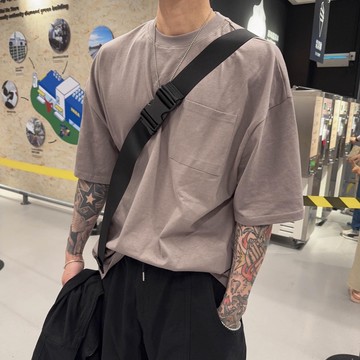 【AMERO】男女款 短袖圓領寬大Ｔ恤 口袋 素面 情侶裝