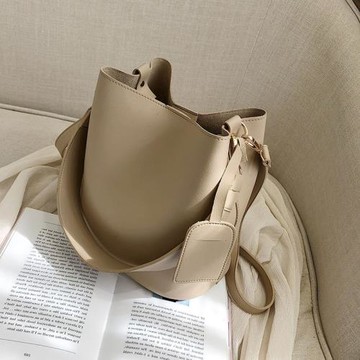 高級感包包洋氣女包2025新款潮韓系百搭斜挎包單肩腋下復古水桶包