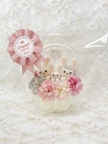 友善的兔子家庭花籃