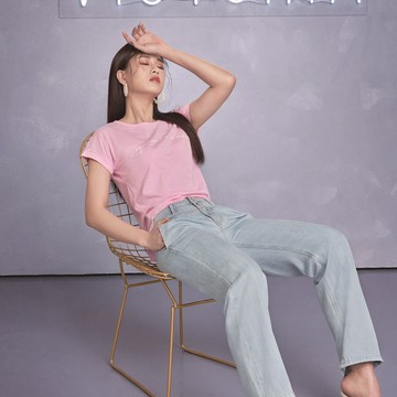 VICTORIA 星星文字繡花短版女T-桃粉V85497-12