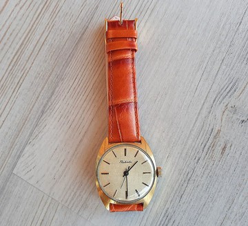 蘇聯上發條男士腕錶 Raketa 2609.HA 配橙色皮革錶帶