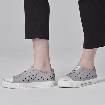 moz瑞典 駝鹿 雙色洞洞餅乾水鞋 (奶蓋水泥灰) 全球首創 舒適厚底 防潑水+全防水-附鞋扣