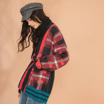 OB嚴選中大尺碼-不對稱配色格紋保暖針織開襟外套《EA3285》