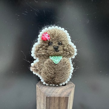 純手工立體刺繡別針 / 貴賓狗(咖)