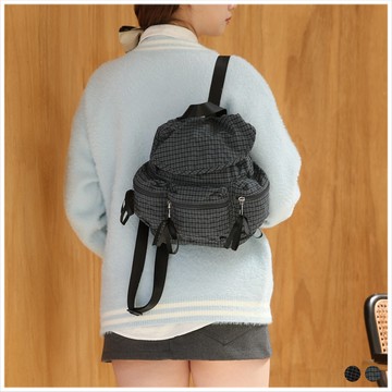 天藍小舖-小格子輕巧尼龍後背包-共2色-$490【A12122321】