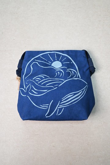 【記憶有限】藍染斜背包/隨身包-鯨魚太陽