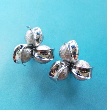 Vintage Jewelry 西洋古董飾品  立體三瓣花朵 銀色調 夾式耳環