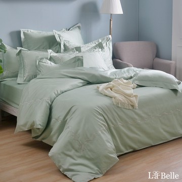 【Great Living格蕾寢飾】義大利La Belle 雅仕珍藏-蒑草綠 特大長絨細棉刺繡四件式被套床包組