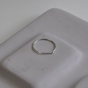 單顆水滴造型純銀戒指 / 0.8mm 圓線 / 可指定尺寸