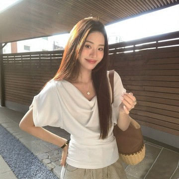 法式 高級感蕩領短袖 蝙蝠袖褶皺上衣 不規則T恤 夏季新款 收腰顯瘦 韓系溫柔 純色簡約 通勤百搭氣質上衣 大尺碼短袖
