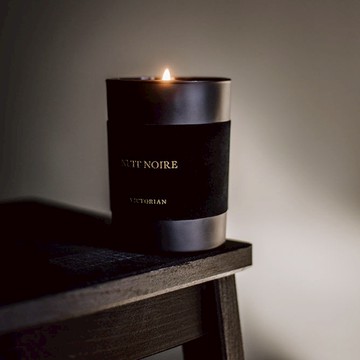 VICTORIAN｜天鵝絨盒香氛蠟燭 茉莉與麝香
