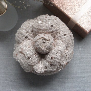 象牙白布藝山茶花胸針