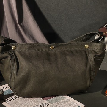 軍綠色復古帆布報童包厚實硬挺有型單肩斜挎後背包男機車騎行包