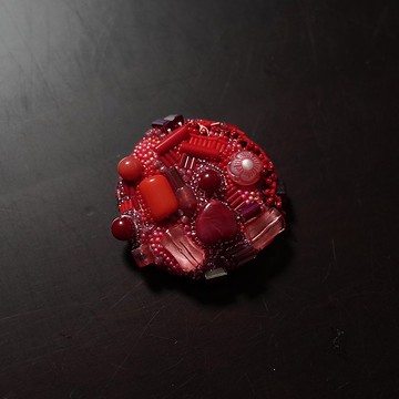 單色胸針1珠繡紅拼貼
