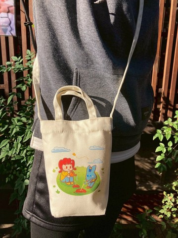 插畫帆布斜背包 灌溉小芽 純棉療癒系 飛天鯨魚原創