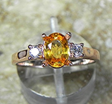 AAA 級天然橙色藍寶石 8x6 公釐 1.025 克拉，配 0.14 克拉鑽石 14K 玫瑰金