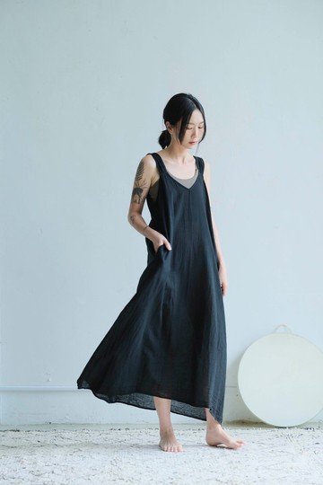 寬肩帶洋裝 / 慕斯布 黑