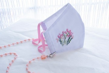 加州玫瑰花朵刺繡面膜套裝和玫瑰鏈面膜生活是一種舒適愉快的體驗。