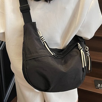 日式 斜背包 單肩包 側背包 女生包包 包包 斜跨包 水餃包 半月包 月牙包 肩包  側背袋 郵差包 moodriver