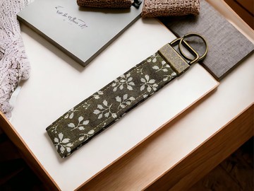 手作腕帶鑰匙圈。碎葉