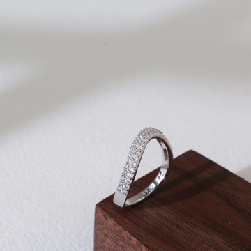 華麗曲線。鋯石戒指