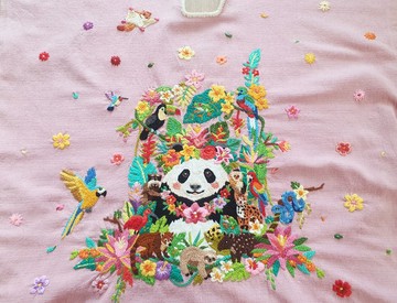 洋裝，手工刺繡，純棉，天然染料。圖案包含：熊貓、森林、鳥、樹懶、猴子、犀鳥。