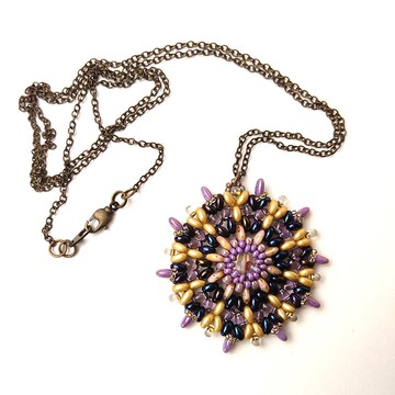 鍊子上的圓形吊墜