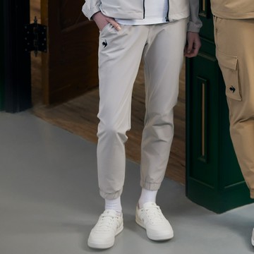 【LE COQ SPORTIF 法國公雞】女款淺卡其色運動TRAINING平織運動長褲LWT82671