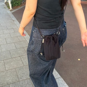 韓國品牌 Jackobag 條紋絎縫迷你抽繩斜背包 - 黑色