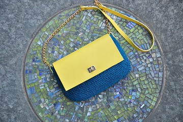 皮革編織側背包 孔雀藍