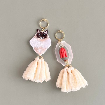 擺出端莊姿態的貓咪・小次郎的耳飾