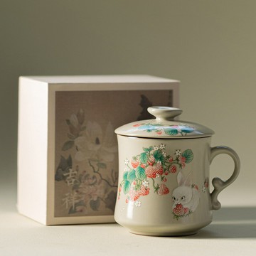 汝窯草莓兔月牙水杯 陶瓷 馬克杯辦公杯帶蓋家用大容量過濾泡 茶杯 子qxm7251