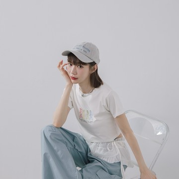 彩色人物刺繡短版短袖上衣 兩色售