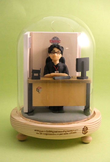 榮休記念小禮品,內有LED燈效,可客製名字.提供相片客製人物造型