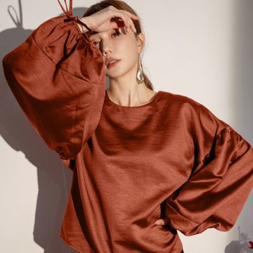 OB嚴選-簡約緞面感綁帶澎袖上衣《AB20924-》