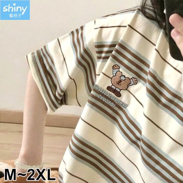 【V5138】shiny藍格子-搞怪作風．刺繡舉手熊圖案條紋圓領短T