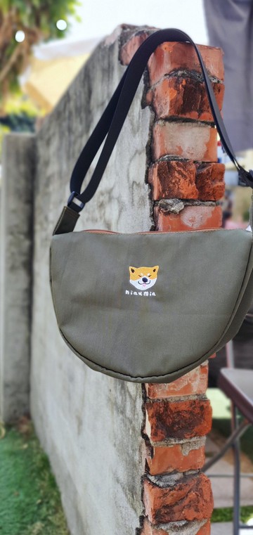 蔦咪啊 原創刺繡設計馬鞍包 斜背包 半月包/ 柴欸 柴犬 軍綠色