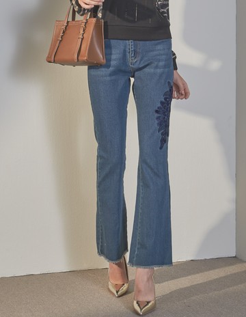 ★【喜芝梅】抓鬚微喇大片剌繡牛仔褲(藍色；M-2L) 223930901