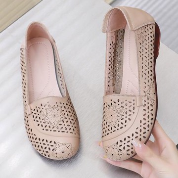 媽媽鞋子春夏季涼鞋女2025年新款單鞋中老年舒適軟底平底皮鞋女鞋