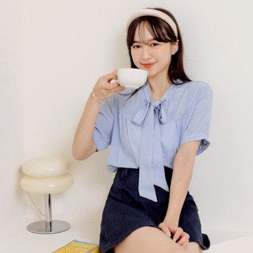 OB嚴選中大尺碼-蝴蝶結領帶車褶線襯衫上衣《AB18657》