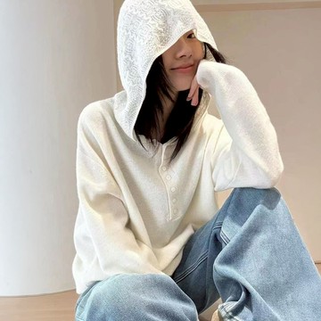 【MsMore】鏤空白色鉤花連帽羊絨感針織法式風情長袖短版上衣# 124140