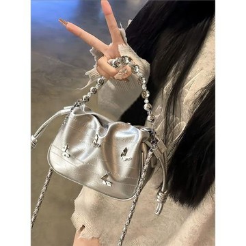 超火手提云朵包包女式2026新款今年流行輕奢小眾設計高級感斜挎包