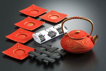 及富 南部鐵器 茶壺 禮品套裝 蜻蛉 金・紅色 0.5L 日本製