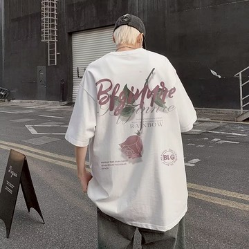 美式寬鬆玫瑰字母印花短T 日系 寬鬆 短袖T恤 情侶t 大尺碼 印花t 五分袖 短袖男 男t 男生T恤（CN131）